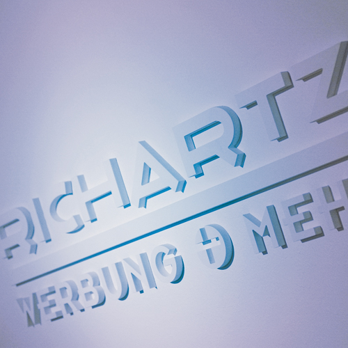 Logo Richartz Werbung + Mehr als 3D-Buchstaben an der Wand