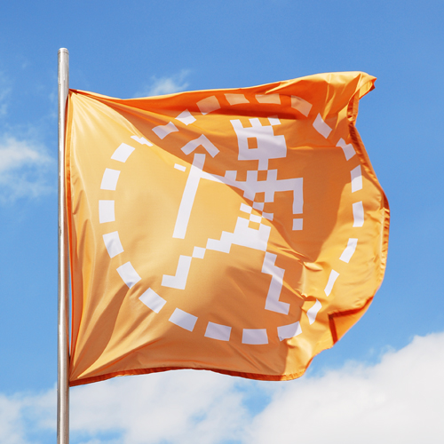 Fahne mit Pixelmann weht im Wind