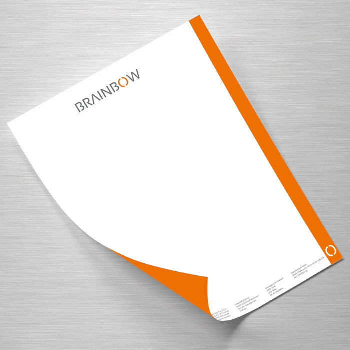 Kunde Brainbow: Briefbogen im neuen Corporate Design mit Seitenstreifen und vollflächigem Hintergrund in orange