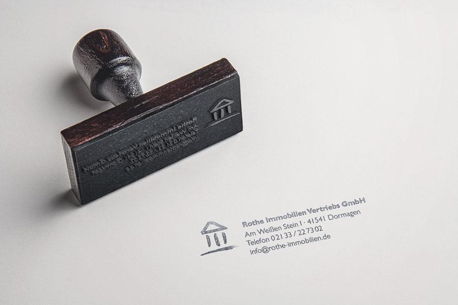 Rothe Immobilien: Holzstempel mit gedrucktem Abbild - Logo und Text