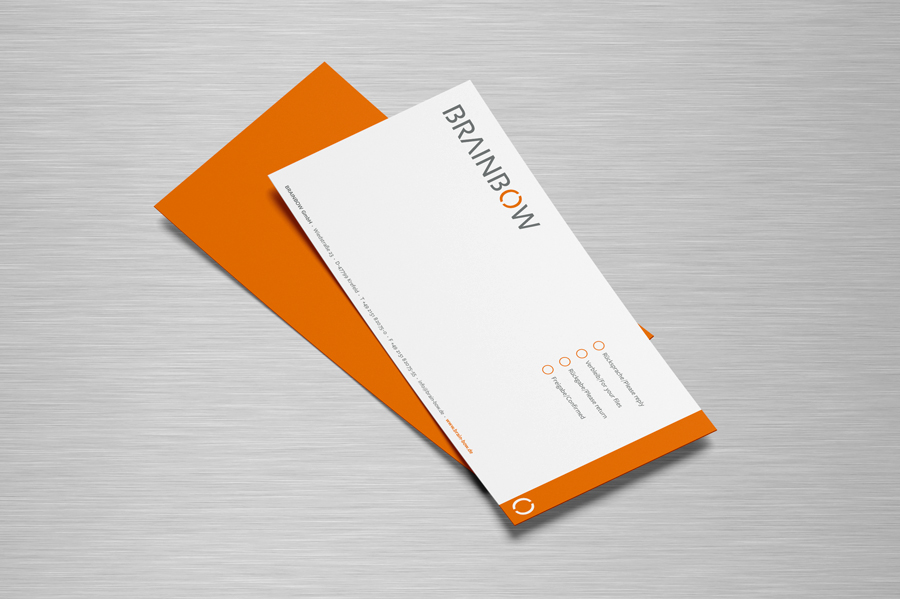 Kunde Brainbow: Kurzbrief im neuen Corporate Design mit vollflächigem Hintergrund und Seitenstreifen in Orange