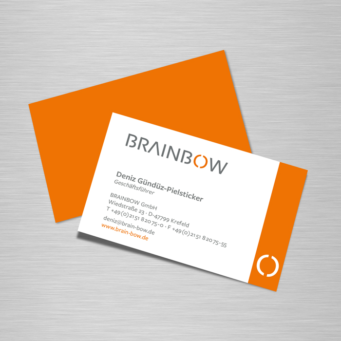 Kunde Brainbow: Visitenkarten im neuen Corporate Design mit vollflächigem Hintergrund in Orange