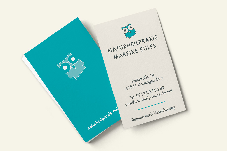 Visitenkarten der Naturheilpraxis Mareike Euler - Vorderseite mit Logo und Adresse beige - Rückseite türkis mit Signet und Domain