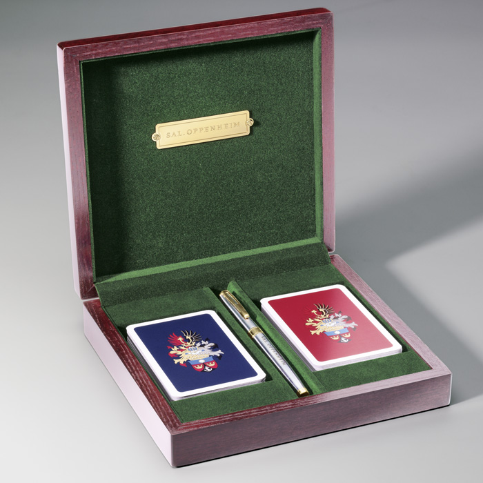 Kunde Sal. Oppenheim: geöffnete Holzkassette für Spielkarten. Mit Messing-Beschriftung innenseitig. 