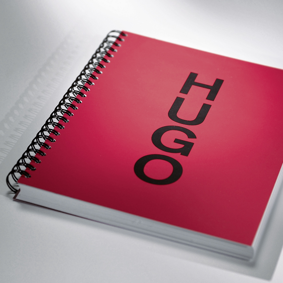 Kunde Hugo Boss: Geschlossener Katalog Hugo mit rotem Cover