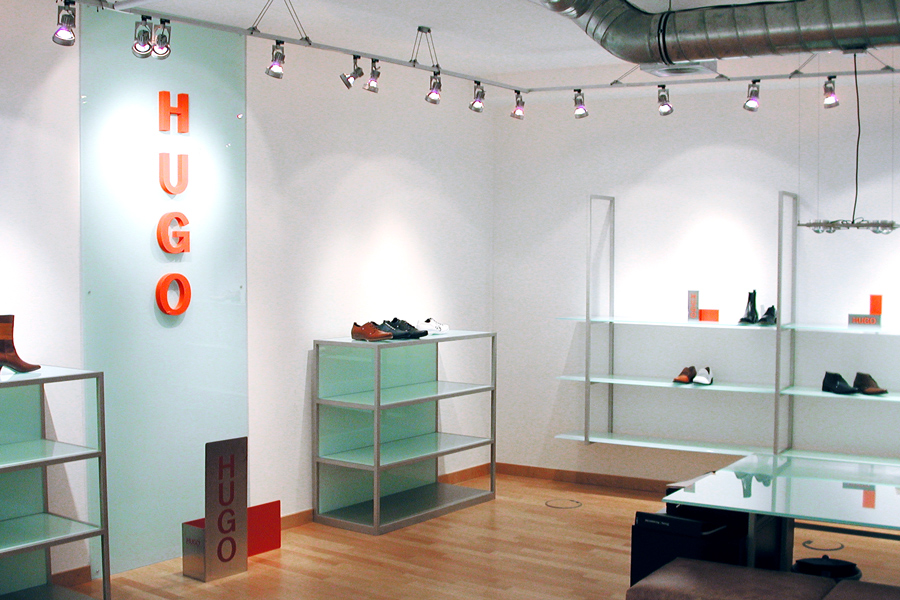 Kunde Hugo Boss: Ausstellungsraum für Schuhe mit Logo an der Wand