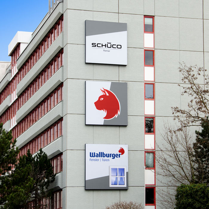Kunde Wallburger: Werbung an Fassade aus drei Teilen in Kooperation mit Schüco