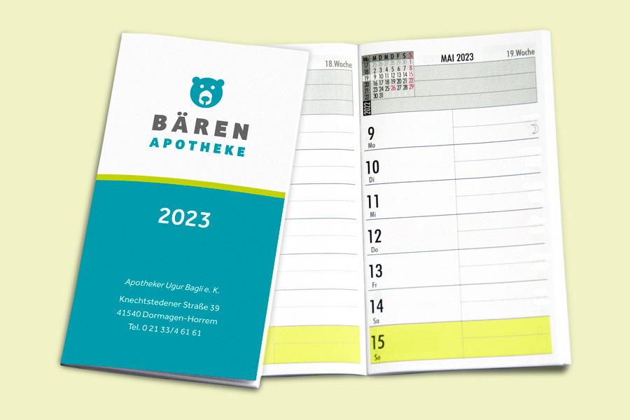 Bärenapotheke Taschenkalender für 2023, mit grüner türkiser Fläche unten weißer Fläche oben inklusive Logo. 