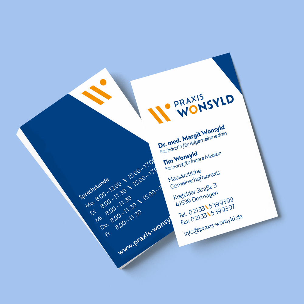 Visitenkarten im Corporate Identity - weiße Vorderseite mit blauen Text  mit Logo sowie blaue Rückseite mit Sprechstundenzeiten. 